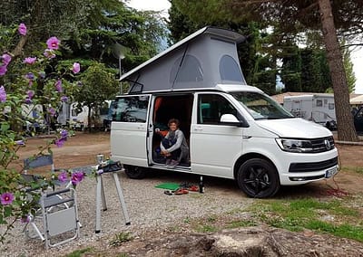 Reisefoto einer zufriedenen Kundin mit WSR Reisemobil / Camper / Caravan auf Basis des Volkswagen Transporter der 6. Generation