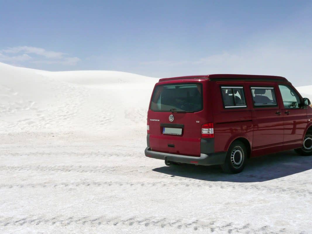 VW T5 Camper auf weißem Sand