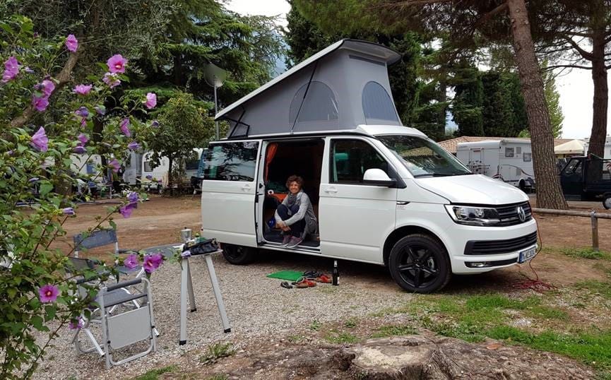 Reisefoto einer zufriedenen Kundin mit WSR Reisemobil / Camper / Caravan auf Basis des Volkswagen Transporter der 6. Generation